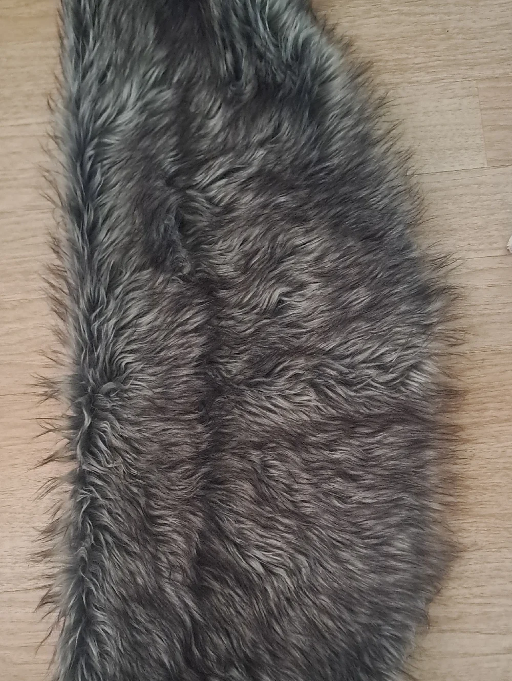 Crossed stole or wide neck wrap for the shoulders. Color: Grey